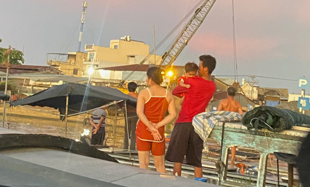 Thương hồ đứng trên mũi tàu ngắm hoàng hôn sau cơn mưa chiều 25.5. Ảnh: Lê Vân Thương hồ đứng trên mũi tàu ngắm hoàng hôn sau cơn mưa chiều 25.5. Ảnh: Lê Vân