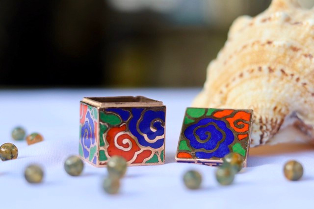 Một chiếc hộp áp dụng nghệ thuật pháp lam. Ảnh NVCC Một chiếc hộp áp dụng nghệ thuật pháp lam. Ảnh NVCC