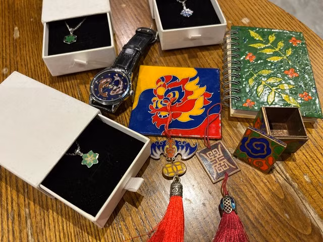 Những sản phẩm thủ công áp dụng nghệ thuật pháp lam do Tùng thực hiện. Ảnh KIM NGỌC NGHIÊN