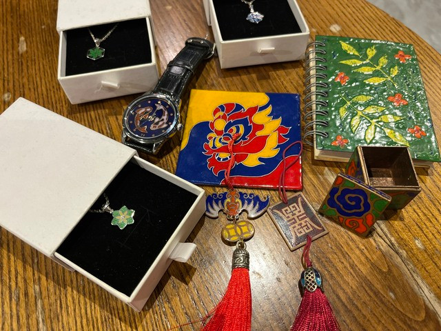 Những sản phẩm thủ công áp dụng nghệ thuật pháp lam do Tùng thực hiện. Ảnh KIM NGỌC NGHIÊN Những sản phẩm thủ công áp dụng nghệ thuật pháp lam do Tùng thực hiện. Ảnh KIM NGỌC NGHIÊN