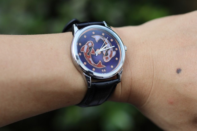 Mặt đồng hồ được Tùng áp dụng nghệ thuật pháp lam. ẢNH KIM NGỌC NGHIÊN Mặt đồng hồ được Tùng áp dụng nghệ thuật pháp lam. ẢNH KIM NGỌC NGHIÊN