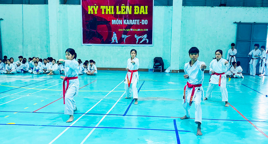 270 võ sinh Karatedo tham gia kỳ thi lên đai. Ảnh: Nguyễn Sang 270 võ sinh Karatedo tham gia kỳ thi lên đai. Ảnh: Nguyễn Sang
