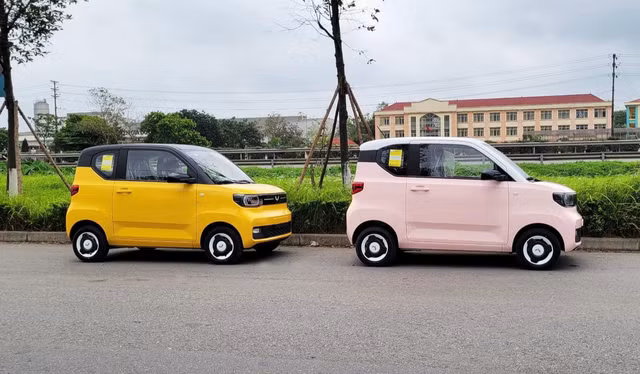 Hai chiếc ôtô điện Wuling Hongguang Mini EV xuất hiện trong khuôn viên nhà máy TMT Motors ở Hưng Yên.