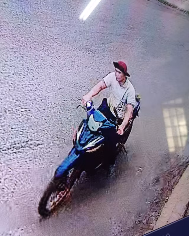Hình ảnh nghi phạm cướp xe máy sau khi trốn trại cai nghiện. Ảnh CÔNG AN CUNG CẤP