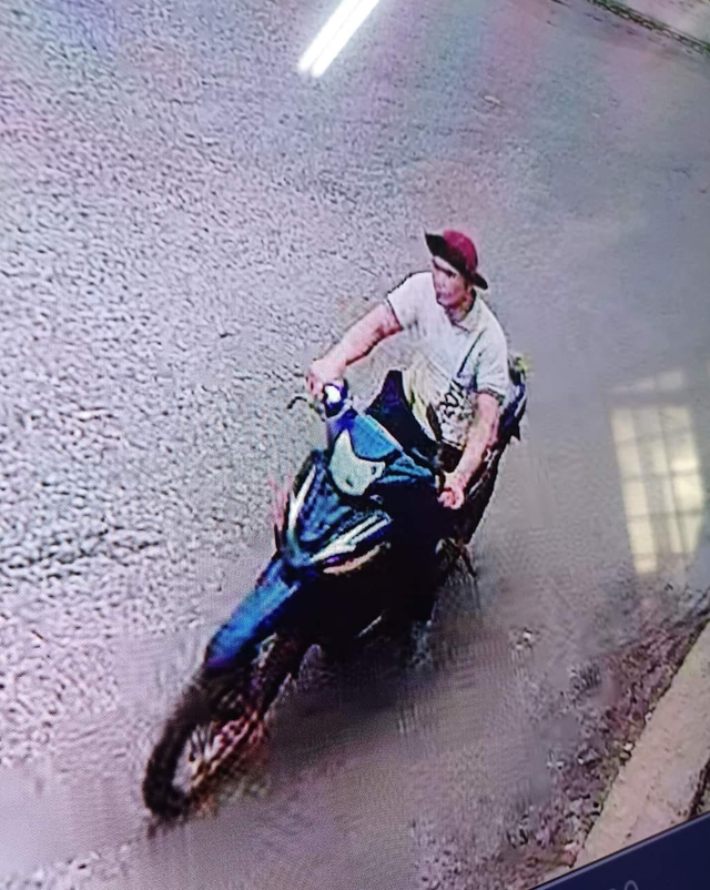 Bắt nhanh học viên trốn khỏi trung tâm cai nghiện, dùng dao rựa cướp xe người dân - Ảnh 1. Hình ảnh nghi phạm cướp xe máy sau khi trốn trại cai nghiện. Ảnh CÔNG AN CUNG CẤP