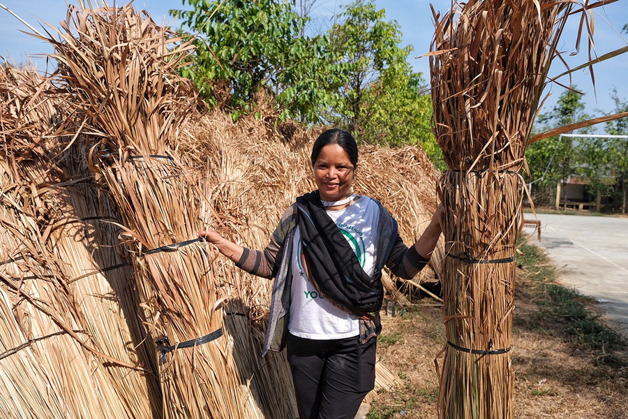 Chị Nhaih vui vẻ khi được góp sức vào công việc chung của làng. Ảnh: Hoàng Ngọc Chị Nhaih vui vẻ khi được góp sức vào công việc chung của làng. Ảnh: Hoàng Ngọc