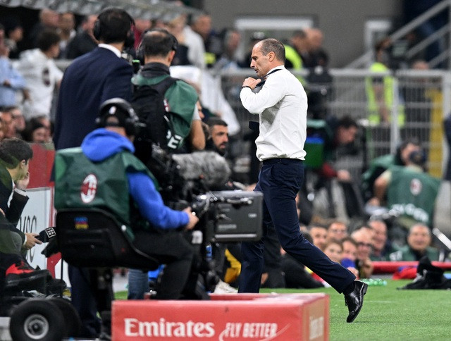 HLV Max Allegri phản ứng gay gắt ngoài đường biên.Ảnh: REUTERS