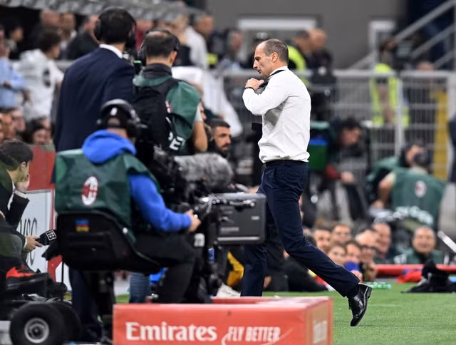 HLV Max Allegri phản ứng gay gắt ngoài đường biên.Ảnh: REUTERS