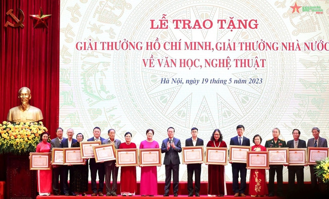 Chủ tịch nước Võ Văn Thưởng cùng 16 tác giả, đồng tác giả và thân nhân tác giả được tặng, truy tặng Giải thưởng Hồ Chí Minh về văn học nghệ thuật. Ảnh nguồn VGP Chủ tịch nước Võ Văn Thưởng cùng 16 tác giả, đồng tác giả và thân nhân tác giả được tặng, truy tặng Giải thưởng Hồ Chí Minh về văn học nghệ thuật. Ảnh nguồn VGP
