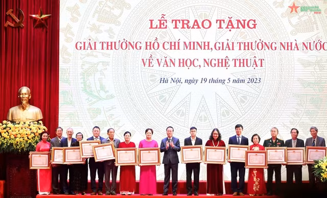 Chủ tịch nước Võ Văn Thưởng cùng 16 tác giả, đồng tác giả và thân nhân tác giả được tặng, truy tặng Giải thưởng Hồ Chí Minh về văn học nghệ thuật. Ảnh nguồn VGP