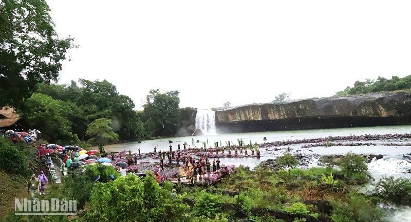 Chương trình thời trang nghệ thuật thổ cẩm các dân tộc tại Đắk Lắk mang tên “Ban Mê ơi!” được tổ chức tại thác Dray Nur trên dòng sông Serepok. Chương trình thời trang nghệ thuật thổ cẩm các dân tộc tại Đắk Lắk mang tên “Ban Mê ơi!” được tổ chức tại thác Dray Nur trên dòng sông Serepok.