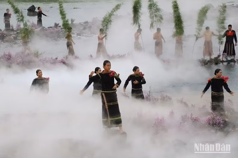 Chương trình có nhiều tiết mục nghệ thuật thổ cẩm độc đáo như đưa người xem trở về thời kỳ xa xưa của đồng bào Tây Nguyên.