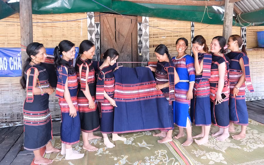 Nghệ nhân trẻ Bier (thứ 4 từ phải qua) còn là thành viên nòng cốt trong câu lạc bộ dệt của xã Đak Pơ Pho, tham gia truyền dạy nghề truyền thống cho các chị em xã. Ảnh: Hoàng Ngọc