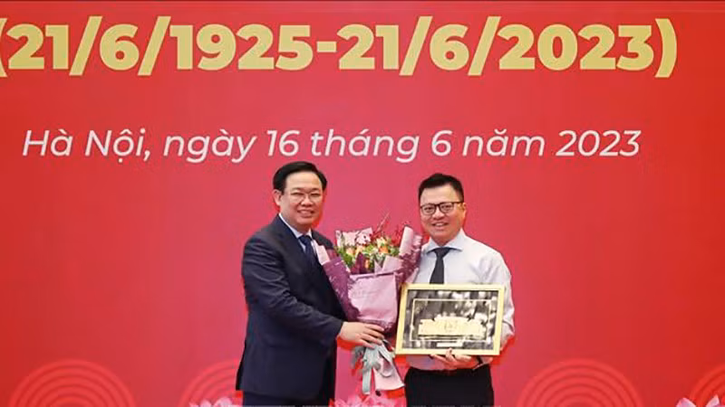 Chủ tịch Quốc hội Vương Đình Huệ tặng quà lưu niệm cho Hội Nhà báo Việt Nam tại buổi gặp mặt. Ảnh: An Đăng/TTXVN