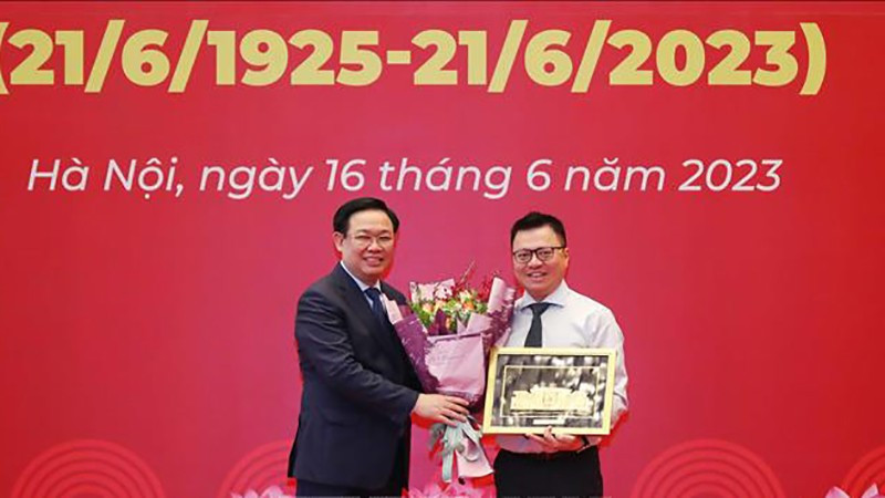Chủ tịch Quốc hội Vương Đình Huệ tặng quà lưu niệm cho Hội Nhà báo Việt Nam tại buổi gặp mặt. Ảnh: An Đăng/TTXVN