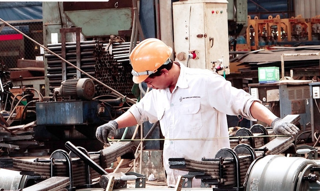 Nhiều người lao động cho rằng lao động nam hay nữ đều đóng góp công sức, trí tuệ cho đơn vị, doanh nghiệp mà khi nghỉ hưu lĩnh mức tỉ lệ chênh lệch nhau là không công bằng Nhiều người lao động cho rằng lao động nam hay nữ đều đóng góp công sức, trí tuệ cho đơn vị, doanh nghiệp mà khi nghỉ hưu lĩnh mức tỉ lệ chênh lệch nhau là không công bằng