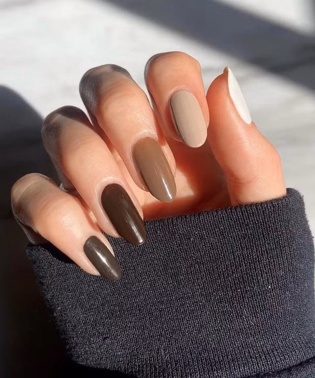 Đối với những người muốn trở nên thanh lịch và nghiêm túc hơn, hãy “đặt cược” vào những mẫu nail có màu sắc trang nhã và trầm ấm, chẳng hạn như bộ nail mang các sắc thái khác nhau của màu nâu, màu sô cô la hay màu xám khói…