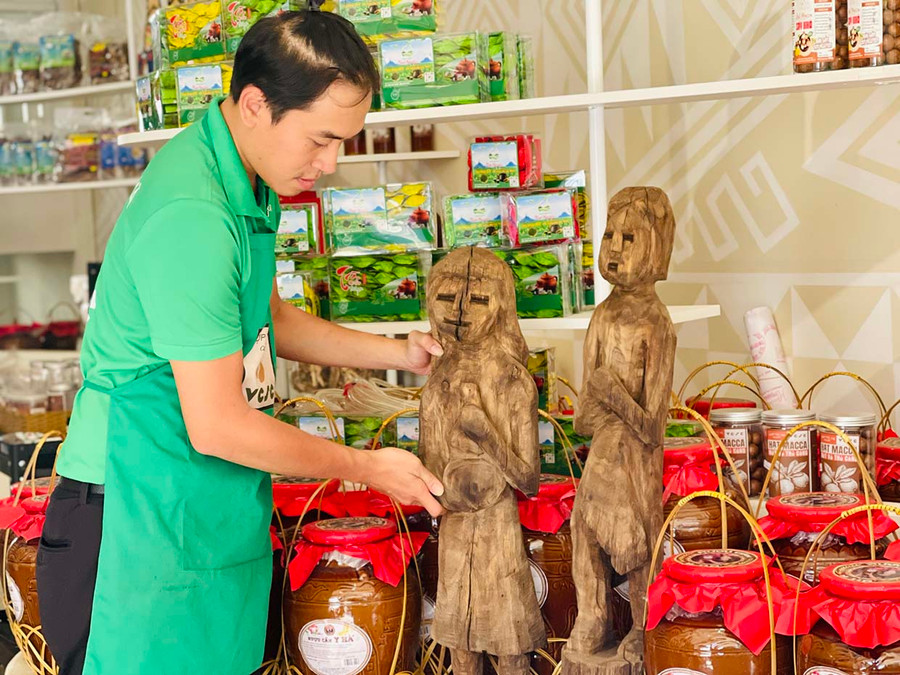 Tượng gỗ dân gian xuất hiện nhiều tại các nhà hàng, quán cà phê… trên địa bàn TP. Pleiku. Ảnh: Trần Dung Tượng gỗ dân gian xuất hiện nhiều tại các nhà hàng, quán cà phê… trên địa bàn TP. Pleiku. Ảnh: Trần Dung