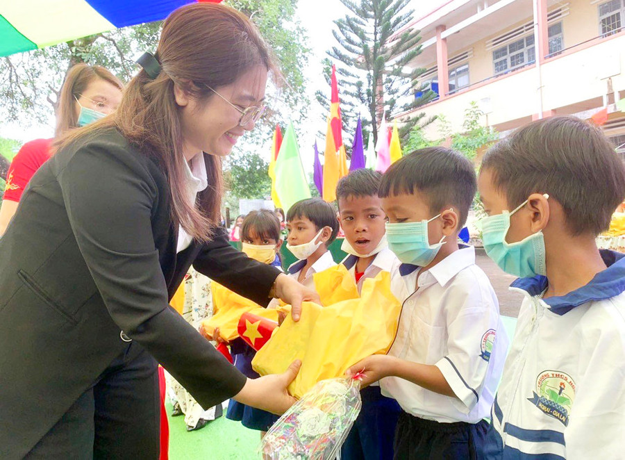 Những phần quà khuyến học được Agribank Chi nhánh huyện Ia Grai Đông Gia Lai trao đến các em học sinh trên địa bàn. Ảnh: L.N