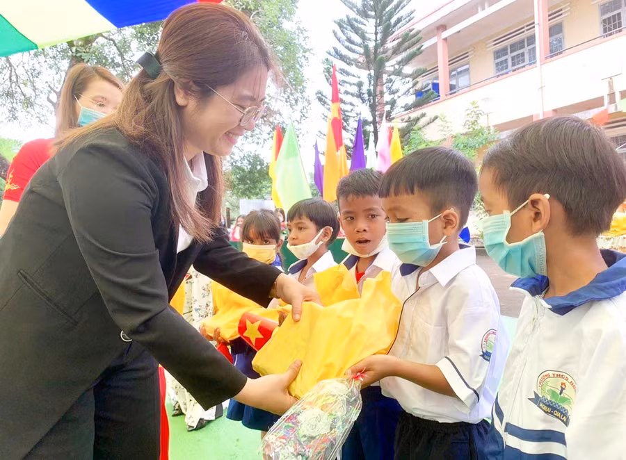 Những phần quà khuyến học được Agribank Chi nhánh huyện Ia Grai Đông Gia Lai trao đến các em học sinh trên địa bàn. Ảnh: L.N