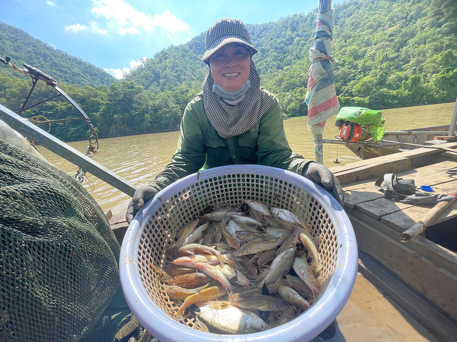Chị Sen rạng rỡ với chiến lợi phẩm thu được từ một mẻ lưới. Ảnh: Lê Gia