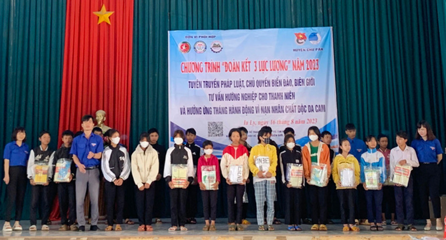 Tặng sách giáo khoa lớp 9 cho các em học sinh có hoàn cảnh khó khăn trên địa bàn huyện. Ảnh: Văn Đại Tặng sách giáo khoa lớp 9 cho các em học sinh có hoàn cảnh khó khăn trên địa bàn huyện. Ảnh: Văn Đại