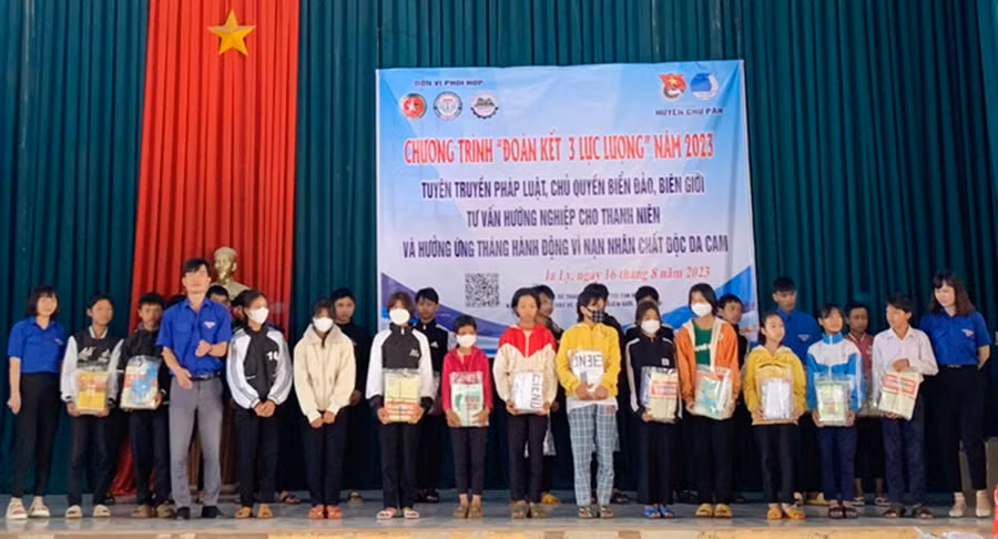 Tặng sách giáo khoa lớp 9 cho các em học sinh có hoàn cảnh khó khăn trên địa bàn huyện. Ảnh: Văn Đại