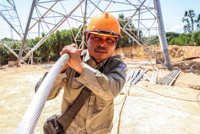 Công nhân miệt mài kéo dây cáp điện Công nhân miệt mài kéo dây cáp điện