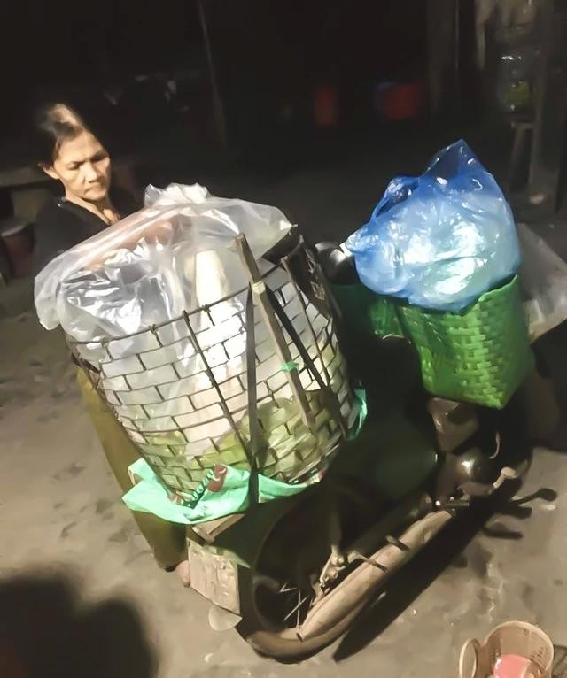 Bà Nguyễn Thị Kim Chung bên xe bún của mình đã nuôi con ăn học trưởng thành Bà Nguyễn Thị Kim Chung bên xe bún của mình đã nuôi con ăn học trưởng thành