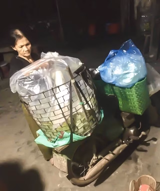 Bà Nguyễn Thị Kim Chung bên xe bún của mình đã nuôi con ăn học trưởng thành