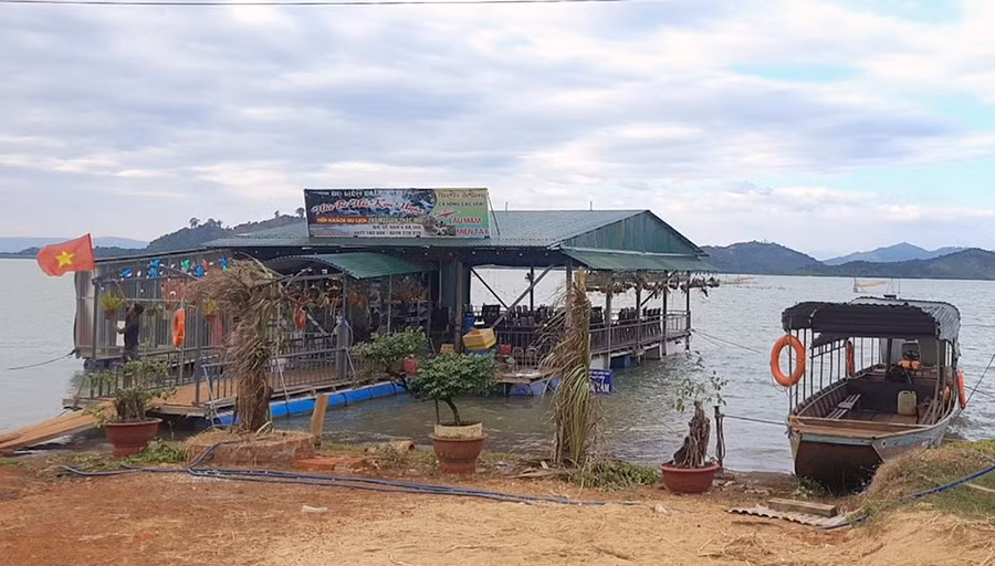 Nhà bè trên lòng hồ Sê San. Ảnh: Lê Hà