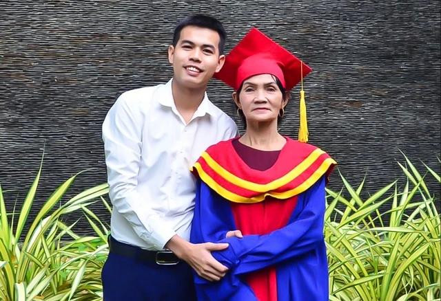 Bà Nguyễn Thị Kim Chung khoác lên mình chiếc áo lễ phục nhận bằng tốt nghiệp thạc sĩ của con trai Bà Nguyễn Thị Kim Chung khoác lên mình chiếc áo lễ phục nhận bằng tốt nghiệp thạc sĩ của con trai