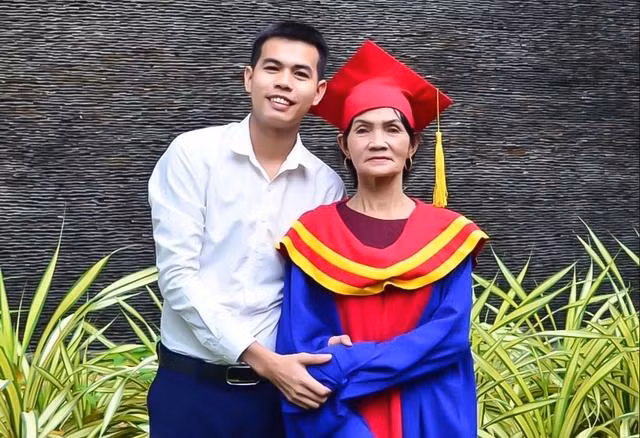 Bà Nguyễn Thị Kim Chung khoác lên mình chiếc áo lễ phục nhận bằng tốt nghiệp thạc sĩ của con trai
