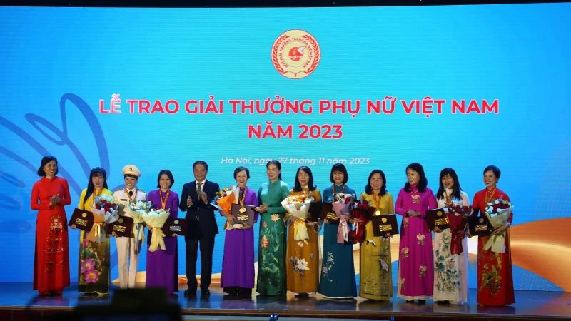 Vinh danh các tập thể, cá nhân đạt Giải thưởng Phụ nữ Việt Nam năm 2023. Vinh danh các tập thể, cá nhân đạt Giải thưởng Phụ nữ Việt Nam năm 2023.