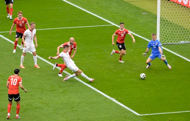 Krzysztof Piatek ghi bàn