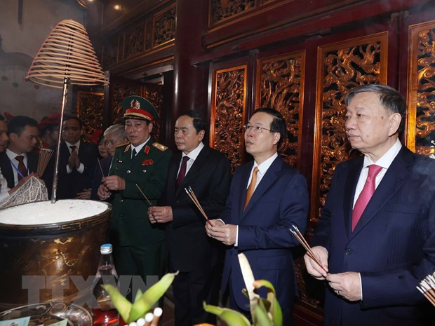 Chủ tịch nước Võ Văn Thưởng cùng lãnh đạo Đảng, Nhà nước dâng hương tại Đền Thượng trong Khu di tích Lịch sử Quốc gia đặc biệt Đền Hùng. (Ảnh: Thống Nhất/TTXVN) Chủ tịch nước Võ Văn Thưởng cùng lãnh đạo Đảng, Nhà nước dâng hương tại Đền Thượng trong Khu di tích Lịch sử Quốc gia đặc biệt Đền Hùng. (Ảnh: Thống Nhất/TTXVN)
