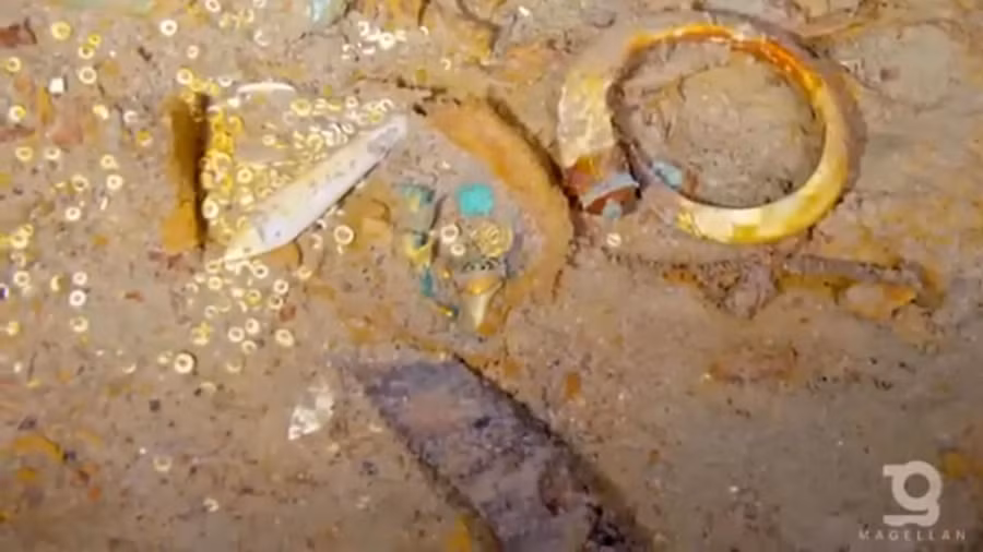 Chiếc vòng cổ được phát hiện từ xác tàu Titanic. Ảnh: MAGELLAN