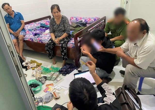 Cơ quan công an khám xét nơi lẩn trốn của 2 đối tượng