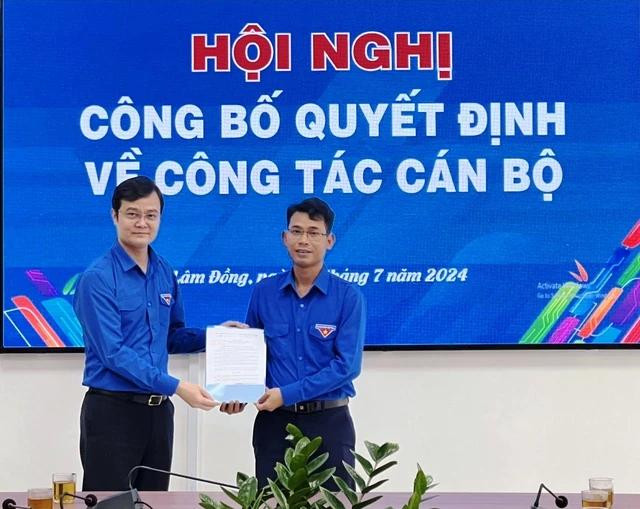 Anh Bùi Quang Huy trao quyết định công nhận Bí thư Tỉnh đoàn Lâm Đồng cho anh Ndu Ha Biên. Ảnh A.T