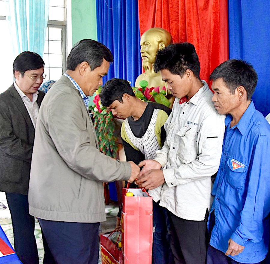 Ủy viên Ban Chấp hành Trung ương Đảng, Bí thư Tỉnh ủy, Chủ tịch HĐND tỉnh Hồ Văn Niên tặng quà cho hộ nghèo xã Đak Pling. Ảnh: Đức Thụy Ủy viên Ban Chấp hành Trung ương Đảng, Bí thư Tỉnh ủy, Chủ tịch HĐND tỉnh Hồ Văn Niên tặng quà cho hộ nghèo xã Đak Pling. Ảnh: Đức Thụy