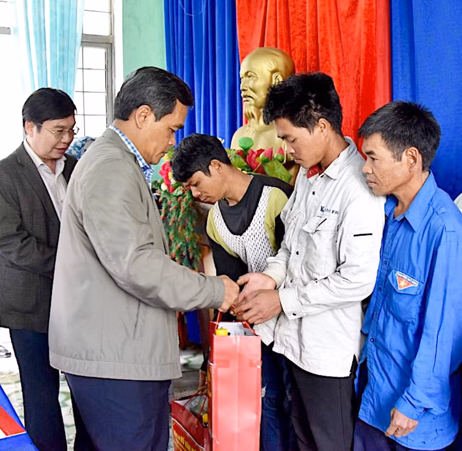 Ủy viên Ban Chấp hành Trung ương Đảng, Bí thư Tỉnh ủy, Chủ tịch HĐND tỉnh Hồ Văn Niên tặng quà cho hộ nghèo xã Đak Pling. Ảnh: Đức Thụy