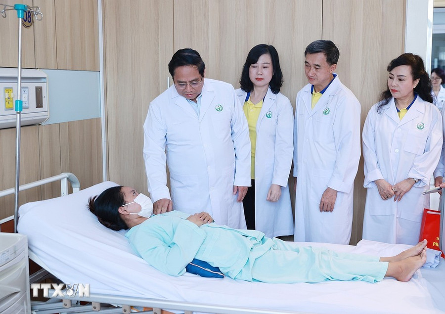Thủ tướng Phạm Minh Chính thăm bệnh nhân được ghép tạng. (Ảnh: Dương Giang/TTXVN) Thủ tướng Phạm Minh Chính thăm bệnh nhân được ghép tạng. (Ảnh: Dương Giang/TTXVN)
