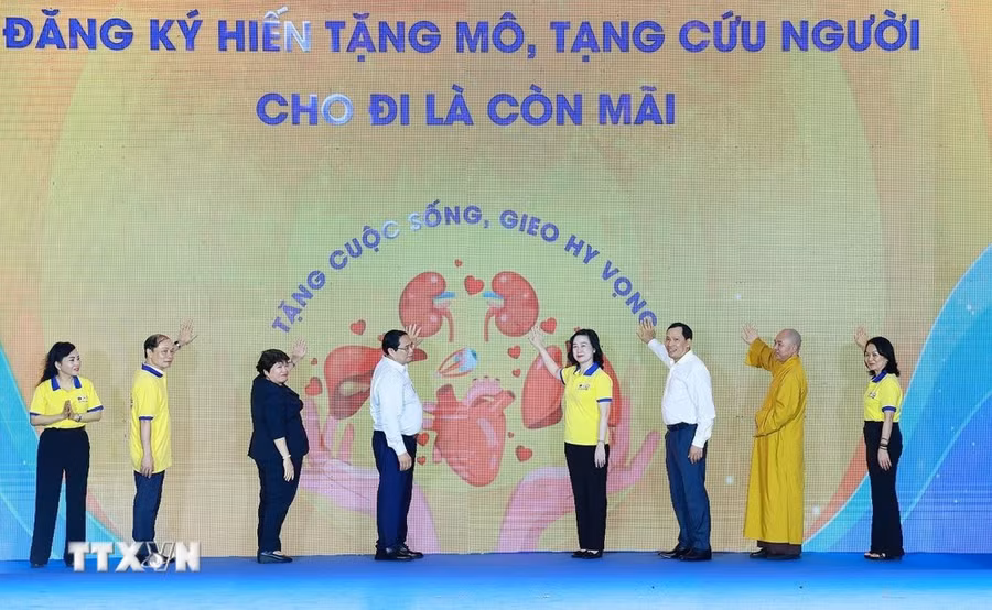 Thủ tướng Phạm Minh Chính và các đại biểu phát động Chương trình 'Đăng ký hiến tặng mô, tạng-Cho đi là còn mãi.' (Ảnh: Dương Giang-TTXVN)
