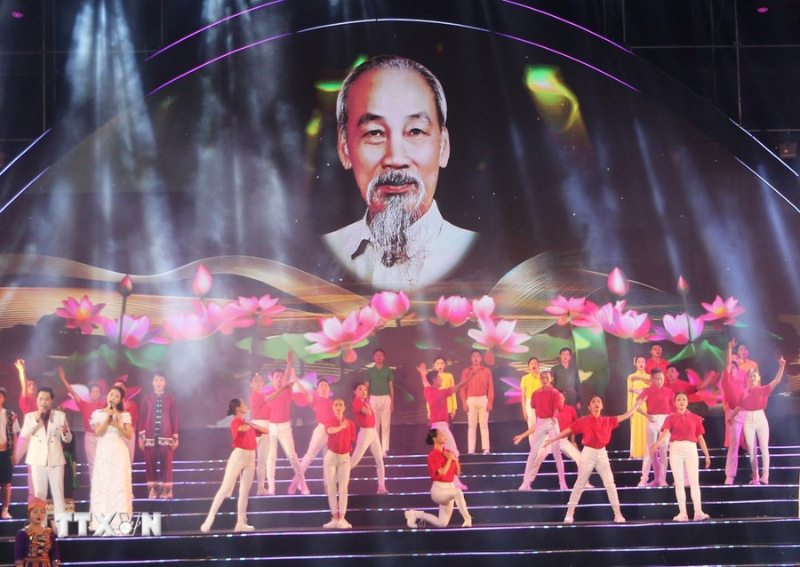 Chương trình nghệ thuật đặc biệt bế mạc Lễ hội Làng Sen là hoạt động chính trị, văn hóa có ý nghĩa quan trọng, thể hiện lòng biết ơn, thành kính đối với Chủ tịch Hồ Chí Minh. (Ảnh: Bích Huệ/TTXVN) Chương trình nghệ thuật đặc biệt bế mạc Lễ hội Làng Sen là hoạt động chính trị, văn hóa có ý nghĩa quan trọng, thể hiện lòng biết ơn, thành kính đối với Chủ tịch Hồ Chí Minh. (Ảnh: Bích Huệ/TTXVN)