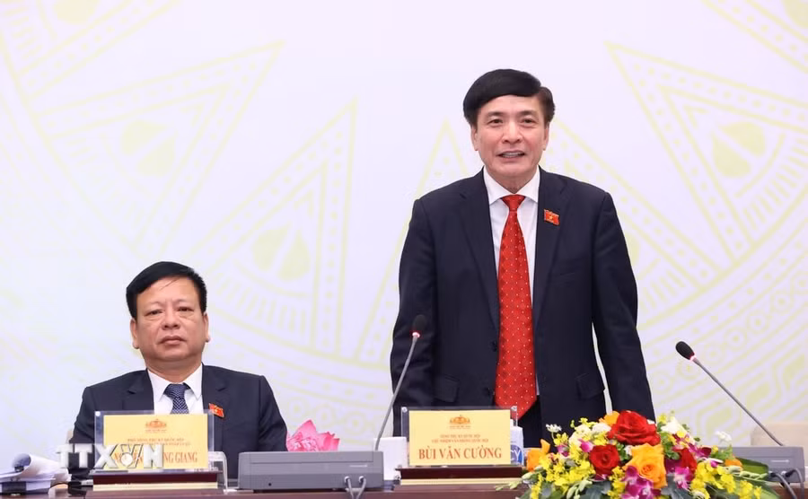 Tổng Thư ký Quốc hội, Chủ nhiệm Văn phòng Quốc hội Bùi Văn Cường trả lời câu hỏi của báo chí. (Ảnh: Văn Điệp/TTXVN)