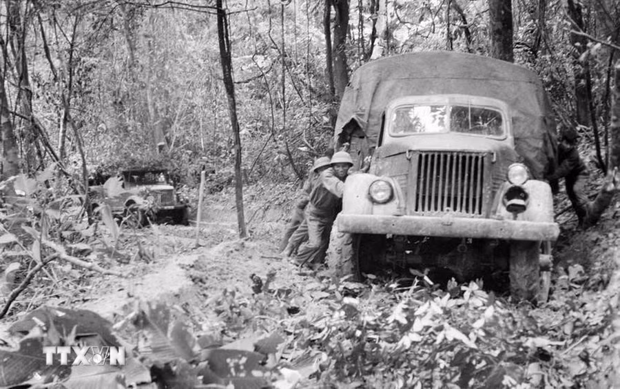Bộ đội vận tải Quân khu 4 vượt đèo cao, đưa hàng ra tiền tuyến, tháng 3/1971. (Ảnh: Hồng Thụ/TTXVN)