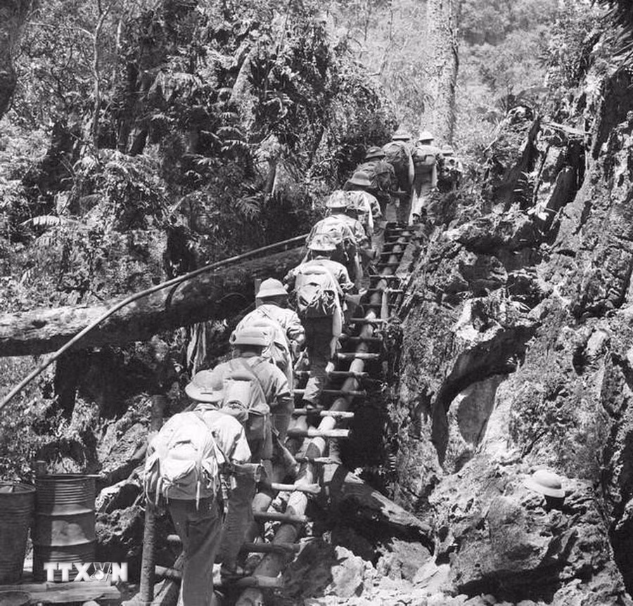 Những chiếc cầu bằng cây ghép vượt qua những mỏm đá tai mèo do những chiến sỹ công binh Quân khu 4 ngày đêm xây dựng làm đường hành quân. Những ngày đầu tiên khai phá đường Trường Sơn, bộ đội ta đã bí mật vạch tuyến đi qua những vùng núi hiểm trở, cheo leo với khẩu hiệu “Đi không dấu, nấu không khói, nói không tiếng”. (Ảnh: TTXVN) Những chiếc cầu bằng cây ghép vượt qua những mỏm đá tai mèo do những chiến sỹ công binh Quân khu 4 ngày đêm xây dựng làm đường hành quân. Những ngày đầu tiên khai phá đường Trường Sơn, bộ đội ta đã bí mật vạch tuyến đi qua những vùng núi hiểm trở, cheo leo với khẩu hiệu “Đi không dấu, nấu không khói, nói không tiếng”. (Ảnh: TTXVN)