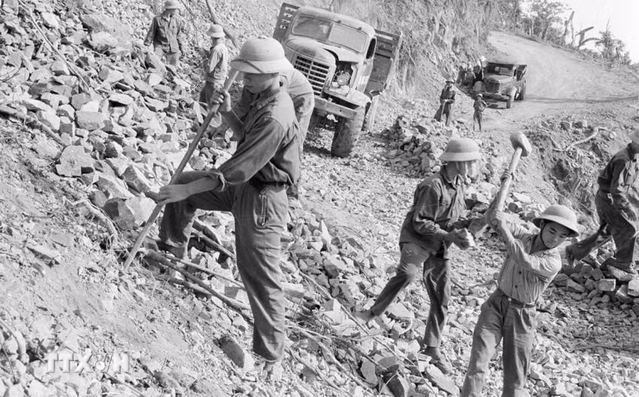 Lực lượng Thanh niên xung phong Trị Thiên mở đường Trường Sơn, nối liền hệ thống giao thông liên tỉnh phục vụ sản xuất và đời sống vùng giải phóng. (Ảnh: TTXVN)