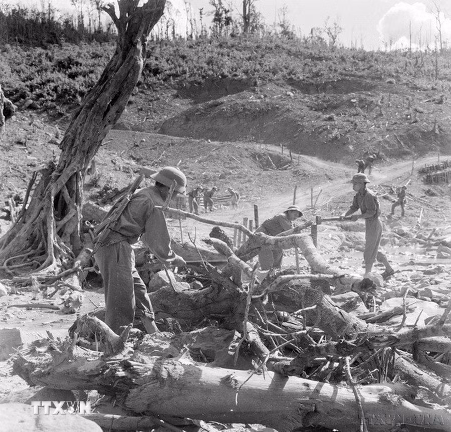 Cán bộ chiến sỹ tiểu đoàn 2 công binh ngày đêm dũng cảm bám sát mặt đường đảm bảo giao thông thường xuyên thông suốt (1968). (Ảnh: Nghĩa Dũng/TTXVN) Cán bộ chiến sỹ tiểu đoàn 2 công binh ngày đêm dũng cảm bám sát mặt đường đảm bảo giao thông thường xuyên thông suốt (1968). (Ảnh: Nghĩa Dũng/TTXVN)