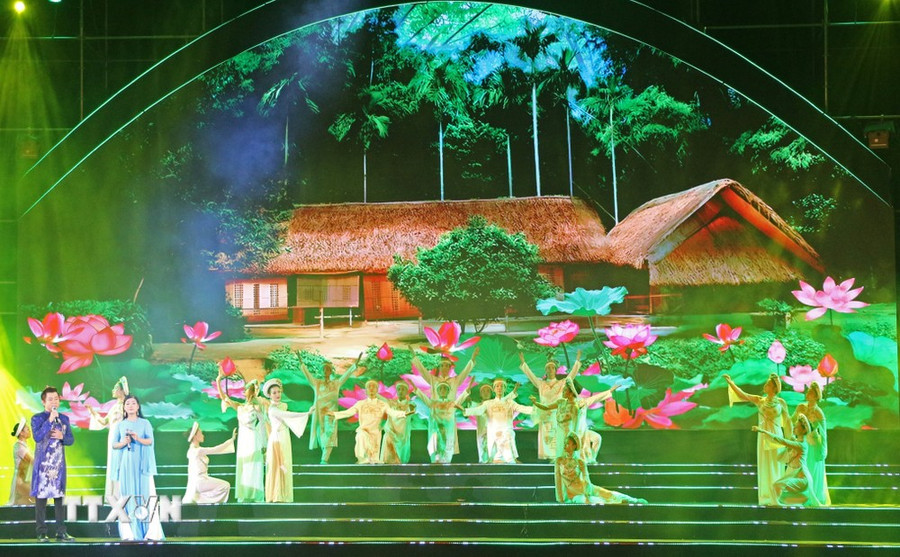 Chương trình nghệ thuật đặc biệt gồm 3 phần: Tháng Năm nhớ Bác; Hội làng bên sông Lam và Từ Làng Sen đến Thành phố Hồ Chí Minh. (Ảnh: Bích Huệ/TTXVN) Chương trình nghệ thuật đặc biệt gồm 3 phần: Tháng Năm nhớ Bác; Hội làng bên sông Lam và Từ Làng Sen đến Thành phố Hồ Chí Minh. (Ảnh: Bích Huệ/TTXVN)